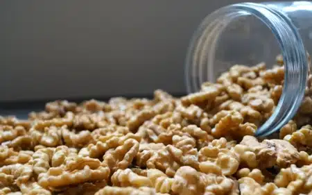 Walnoten-halves-extralight-dehorecabox-noten-pitten-zaden-gezond